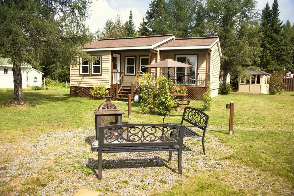Emme Chalets Sainte-Lucie-de-Doncaster Екстериор снимка