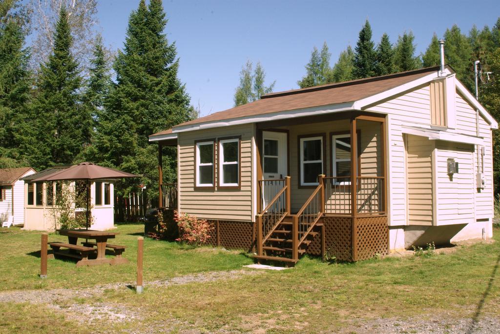 Emme Chalets Sainte-Lucie-de-Doncaster Стая снимка